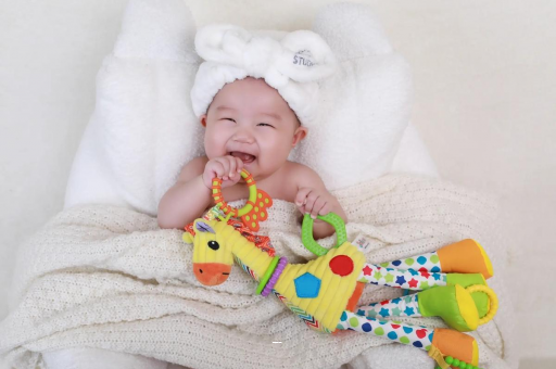 海东四个月宝宝揉眼睛